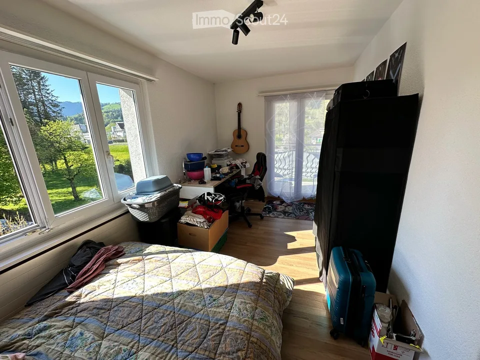 Lichtdurchflutete 3.5-Zimmer-Wohnung mit Südbalkon in Top-Lage mitten im Dorf – Foto 4 von 8