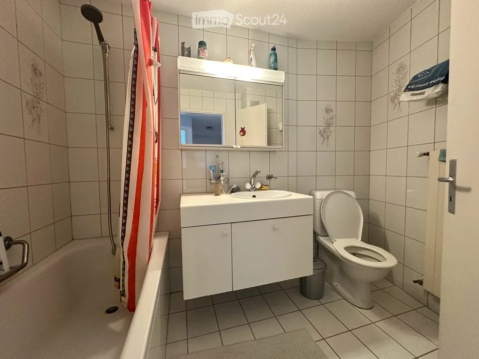 Lichtdurchflutete 3.5-Zimmer-Wohnung mit Südbalkon in Top-Lage mitten im Dorf – Foto 5 von 8