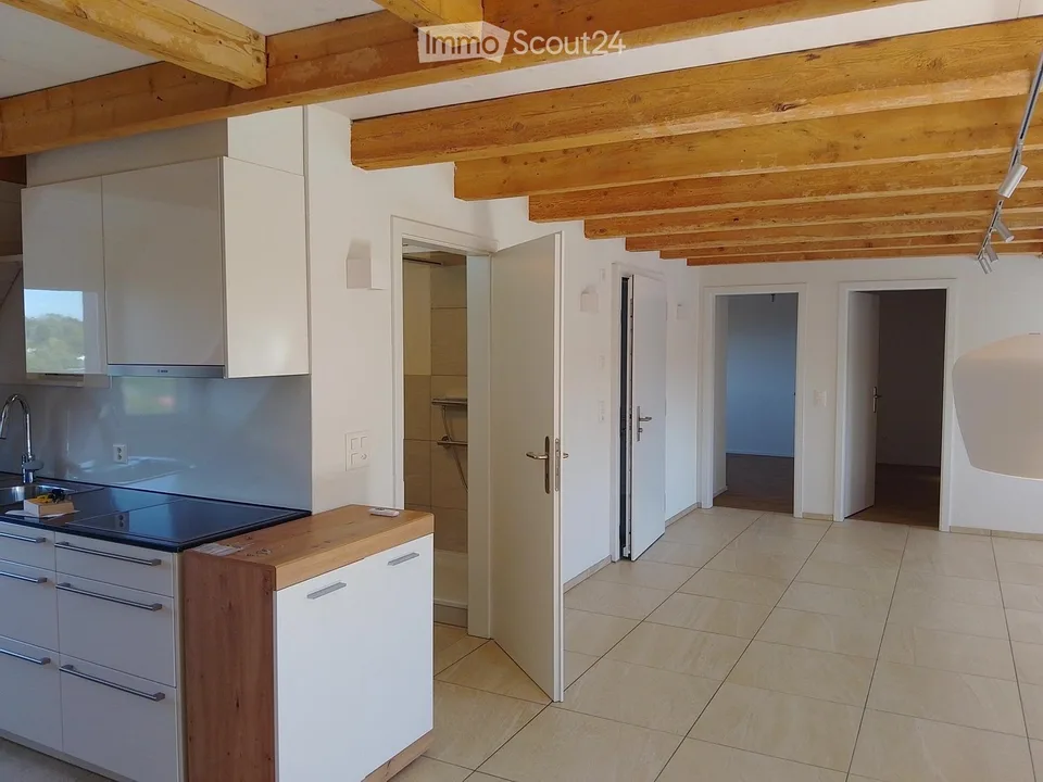 Schöne Dachwohnung in Uzwil mit Aussenparkplatz und Garten – Foto 2 von 5