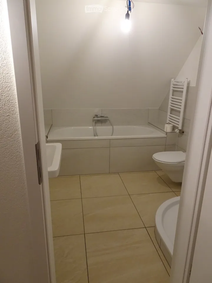 Schöne Dachwohnung in Uzwil mit Aussenparkplatz und Garten – Foto 4 von 5