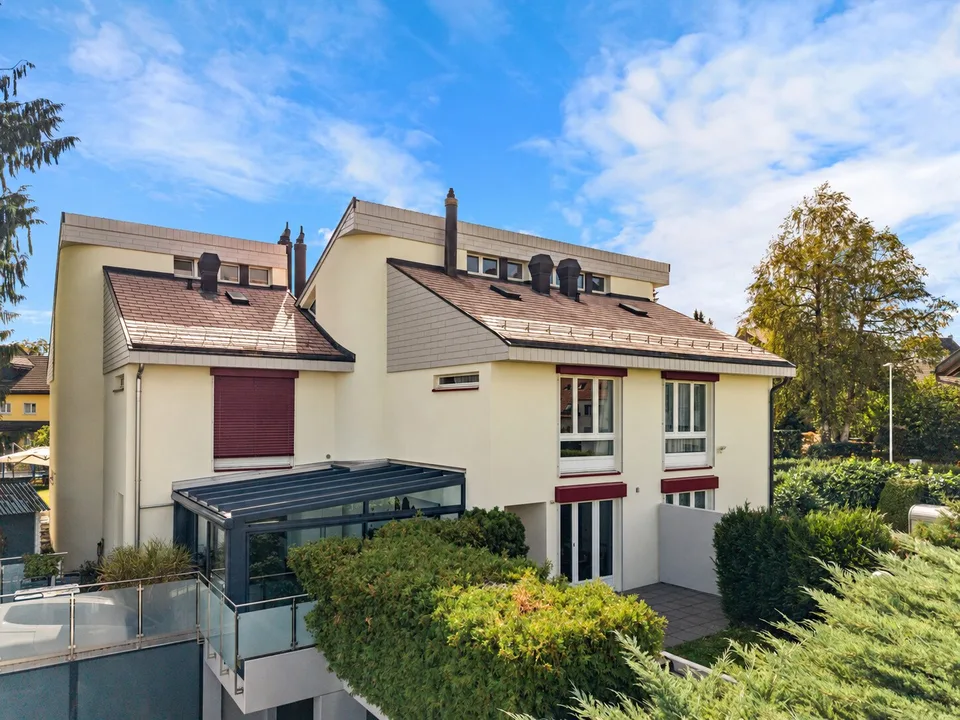 Maison mitoyenne avec charme, deux terrasses et jardin – photo 2 sur 13