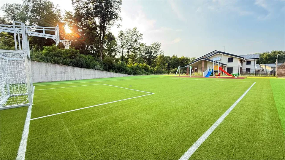 Geräumiges Dreizimmerapartment mit Garten in einer Residenz mit Swimmingpool und Spielplatz – Foto 3 von 13