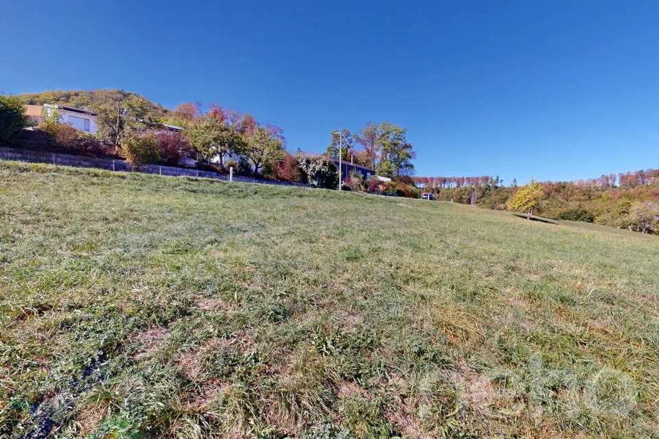 Generous building land with attractive development potential – photo 10 of 12