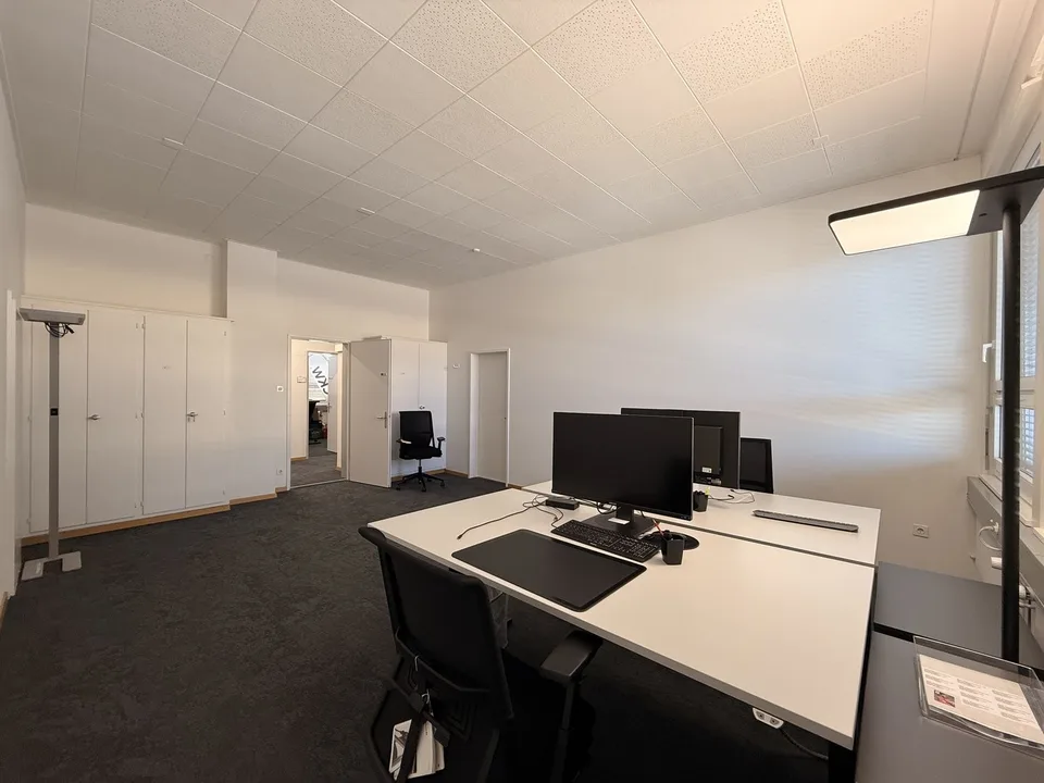 Espaces de bureau spacieux dans un emplacement pratique – photo 10 sur 13