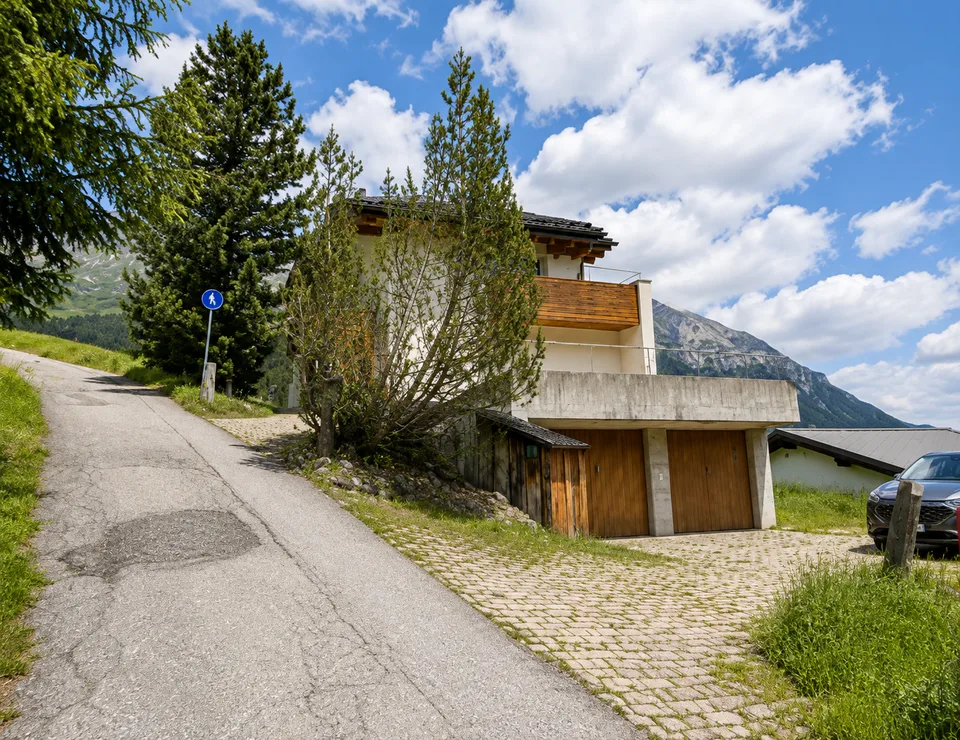 Appartement attractif de 4,5 pièces avec galerie et vue imprenable à Valbella – photo 4 sur 26