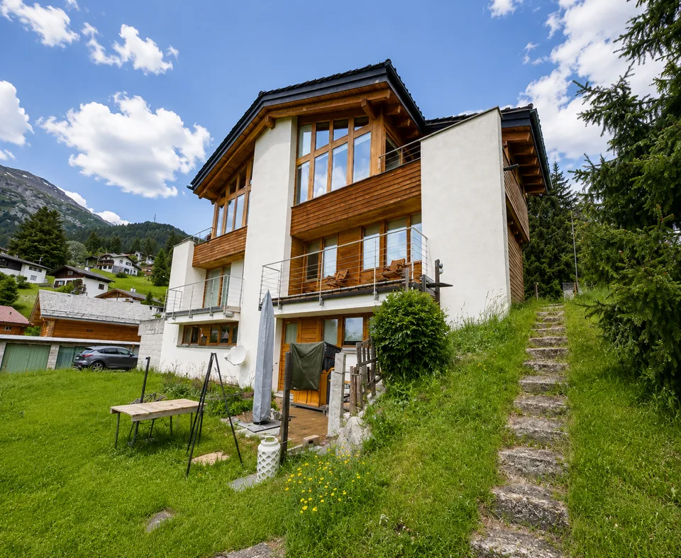 Appartement attractif de 4,5 pièces avec galerie et vue imprenable à Valbella – photo 2 sur 26