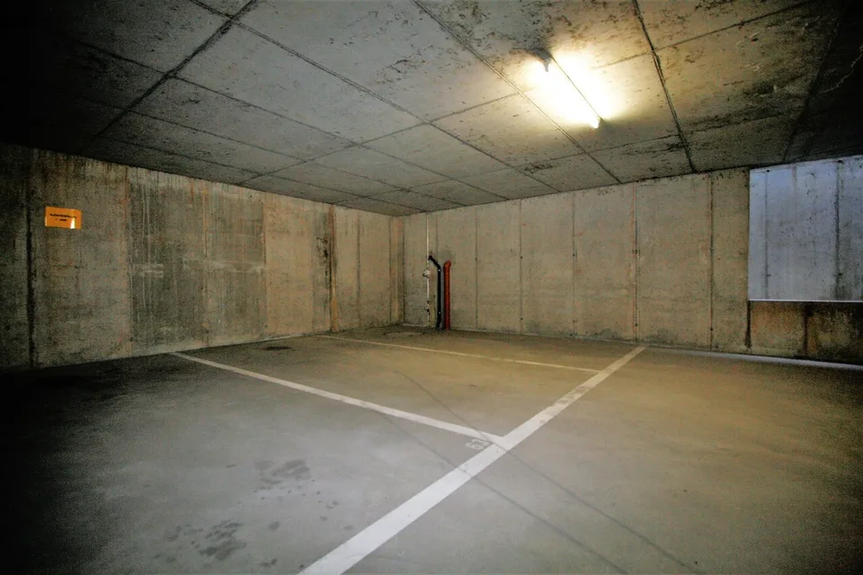 Zwei Einstellhallenplätze zu verkaufen – Foto 2 von 2