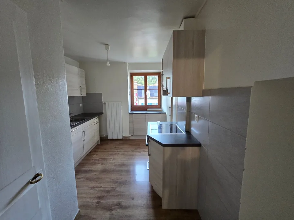 Spacieux appartement de 4 pièces au centre de Fleurier – photo 2 sur 12
