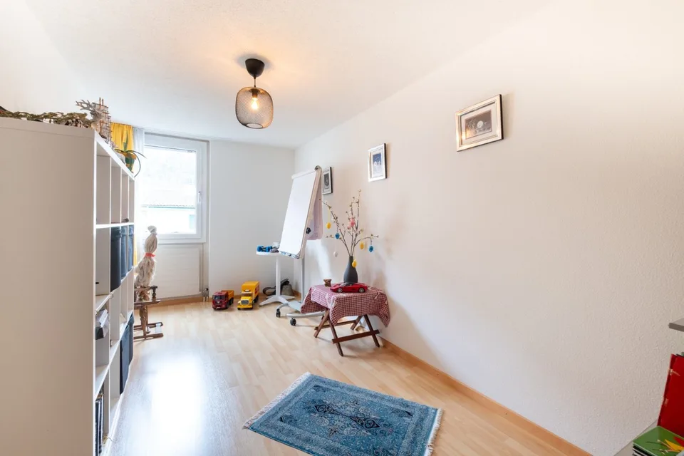 Helle 4.5-Zimmer-Wohnung im 3. OG mit Bergblick in Glarus Nord – Foto 2 von 7