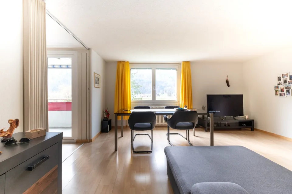 Helle 4.5-Zimmer-Wohnung im 3. OG mit Bergblick in Glarus Nord – Foto 4 von 7
