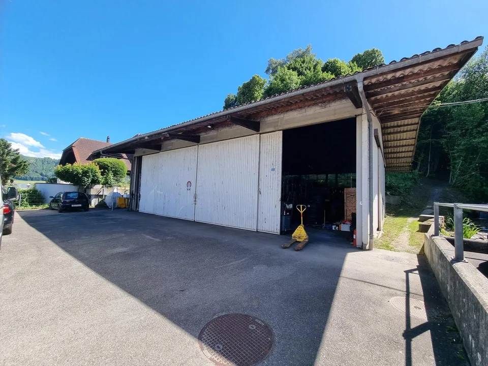 Location de locaux commerciaux au niveau du sol avec possibilités de parking – photo 2 sur 3