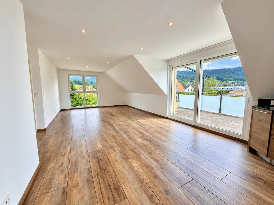 Charmante 3.5-Zimmer-Dachwohnung in Bösserach – Foto 2 von 9