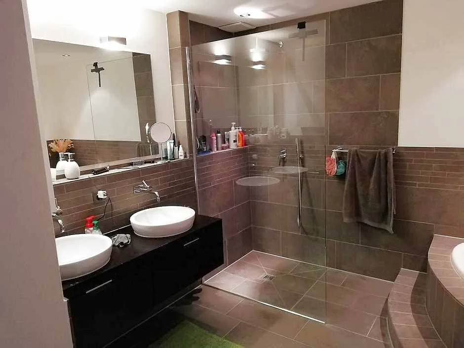 Exklusive 4.5-Zimmer-Gartenwohnung mit Doppelgarage und traumhaftem Aussenbereich – Foto 9 von 13