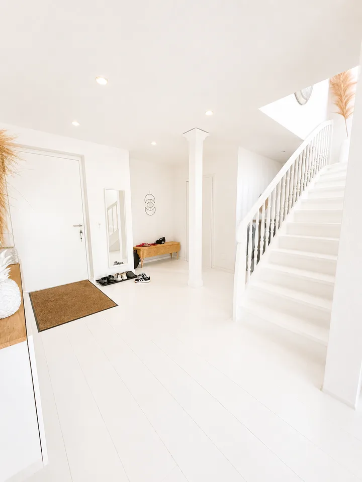 Modernes Einfamilienhaus in Gwatt – grosszügiges Wohnen mit Garten und viel Privatsphäre – Foto 3 von 15