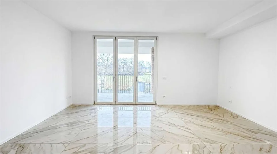 Neue und geräumige Dreizimmerwohnung mit großem Terrassenbereich in einer Residenz mit Swimmingpool – Foto 3 von 13