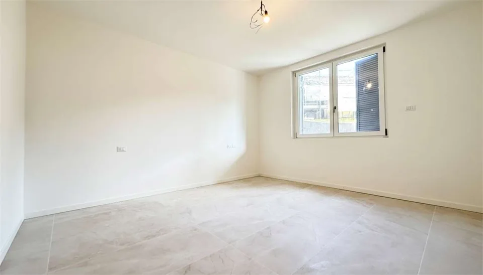 Neue und geräumige Dreizimmerwohnung mit großem Terrassenbereich in einer Residenz mit Swimmingpool – Foto 12 von 13