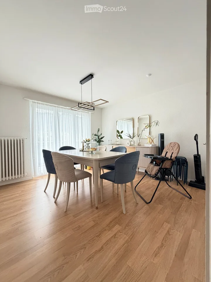 helle 4.5-Zimmer-Wohnung mit Südbalkon und freiem Blick ins Grüne – Foto 2 von 8