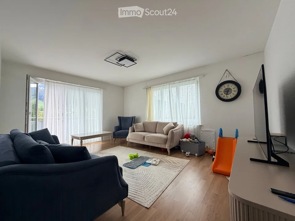 helle 4.5-Zimmer-Wohnung mit Südbalkon und freiem Blick ins Grüne – Foto 4 von 8