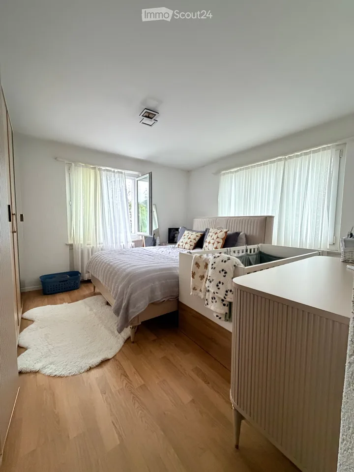 helle 4.5-Zimmer-Wohnung mit Südbalkon und freiem Blick ins Grüne – Foto 6 von 8