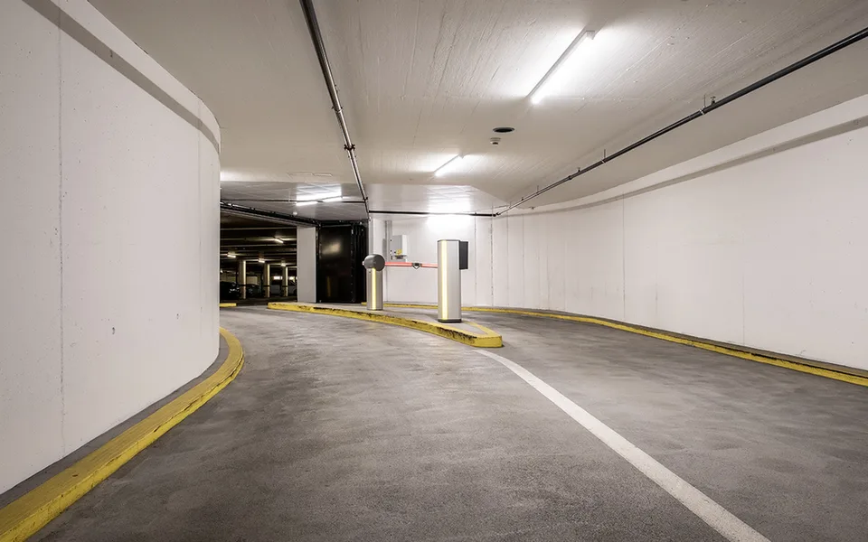 Parkieren Sie bequem im Steinbock direkt beim Bahnhof Chur – Foto 2 von 7