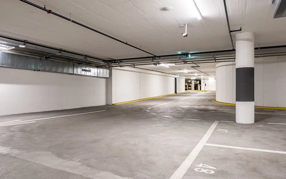 Parkieren Sie bequem im Steinbock direkt beim Bahnhof Chur – Foto 3 von 7