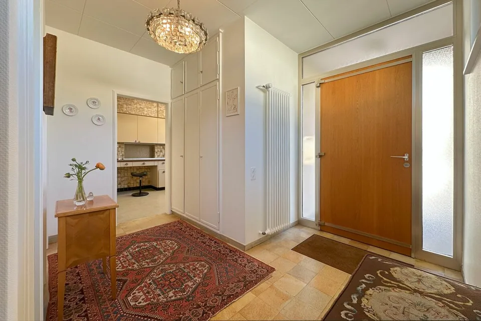 Grosses Einfamilienhaus mit wunderbarem Garten und Privatsphäre – Foto 2 von 13