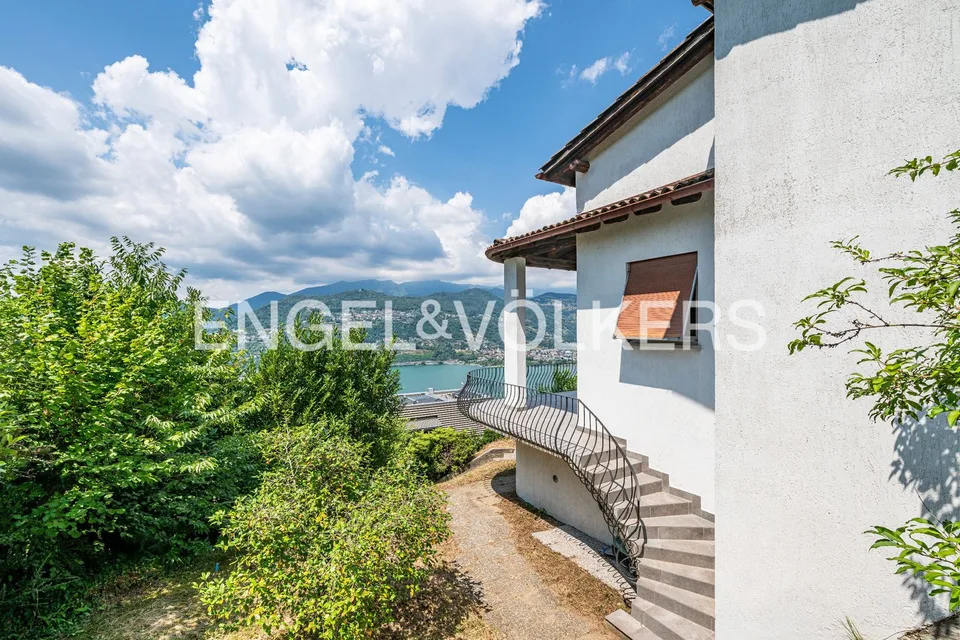 Villa da ristrutturare con vista lago – foto 7 di 12