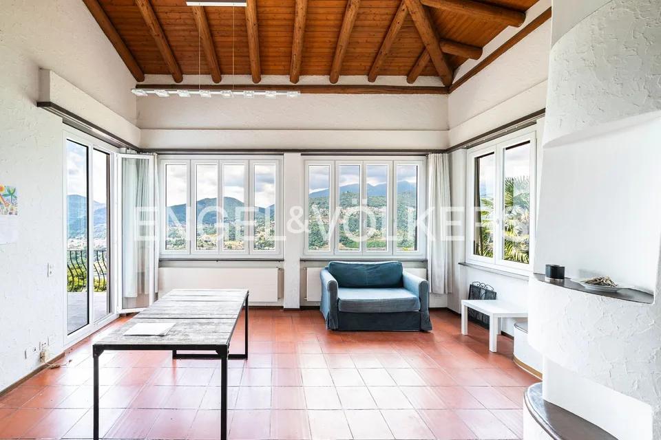 Villa da ristrutturare con vista lago – foto 3 di 12