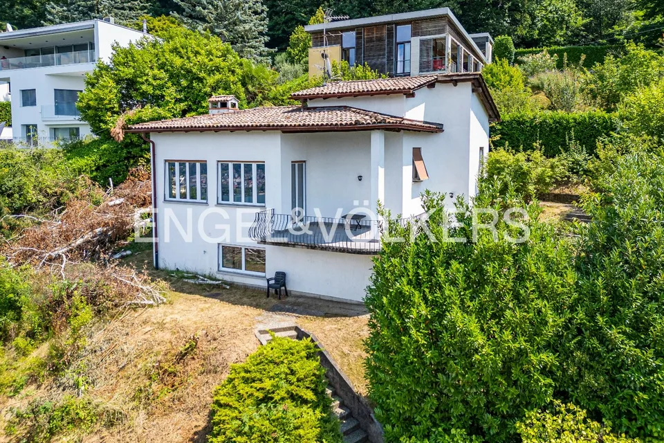 Villa da ristrutturare con vista lago – foto 8 di 12