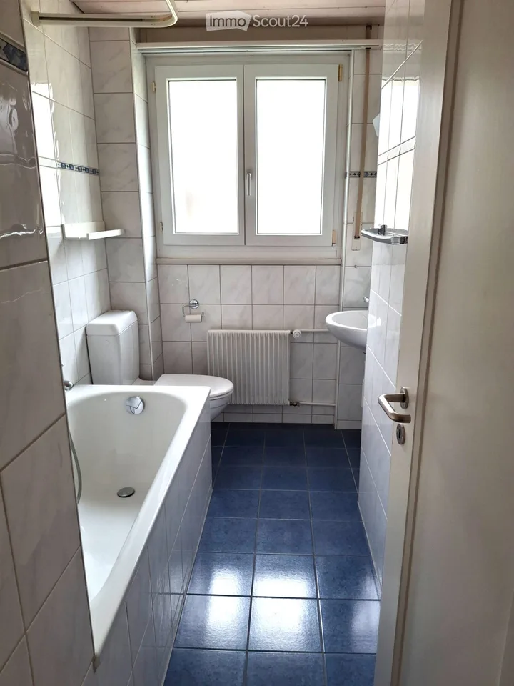 Grosse, helle 4.5 Zimmer-Parterre-Wohnung – Foto 3 von 5