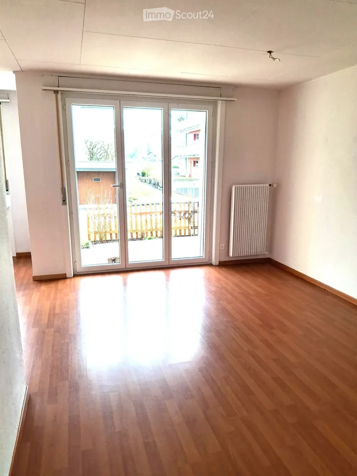 Grosse, helle 4.5 Zimmer-Parterre-Wohnung – Foto 2 von 5