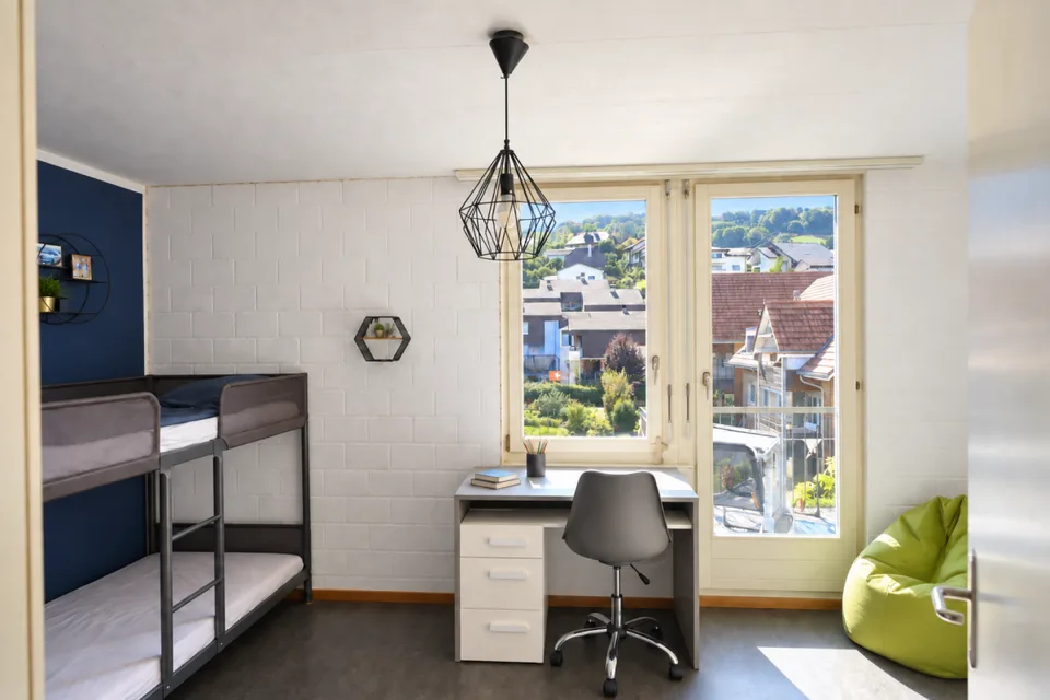 GROS IMMEUBLE - Appartement-maisonnette 5,5 pièces sous les toits – photo 3 sur 6