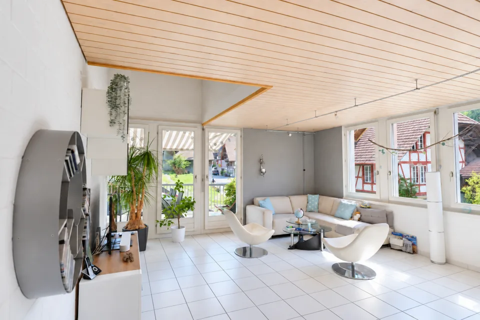 GROS IMMEUBLE - Appartement-maisonnette 5,5 pièces sous les toits – photo 2 sur 6