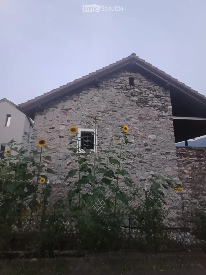Rustiko 3,5 Zimmer / Überdachte Parkplätze / Garten mit Pergola – Foto 5 von 5