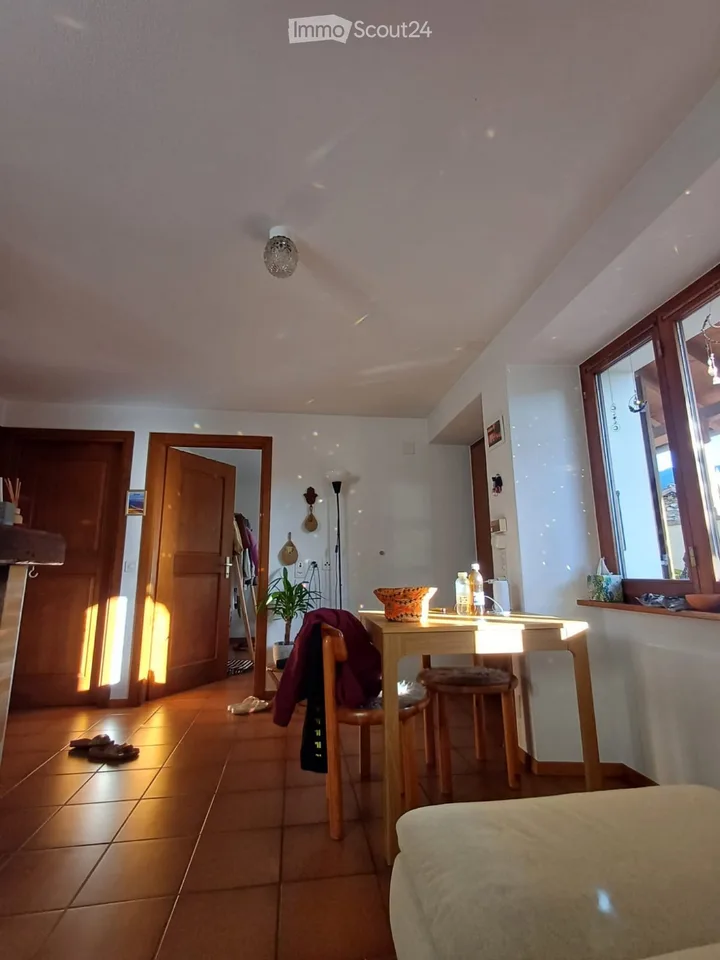 Rustiko 3,5 Zimmer / Überdachte Parkplätze / Garten mit Pergola – Foto 3 von 5