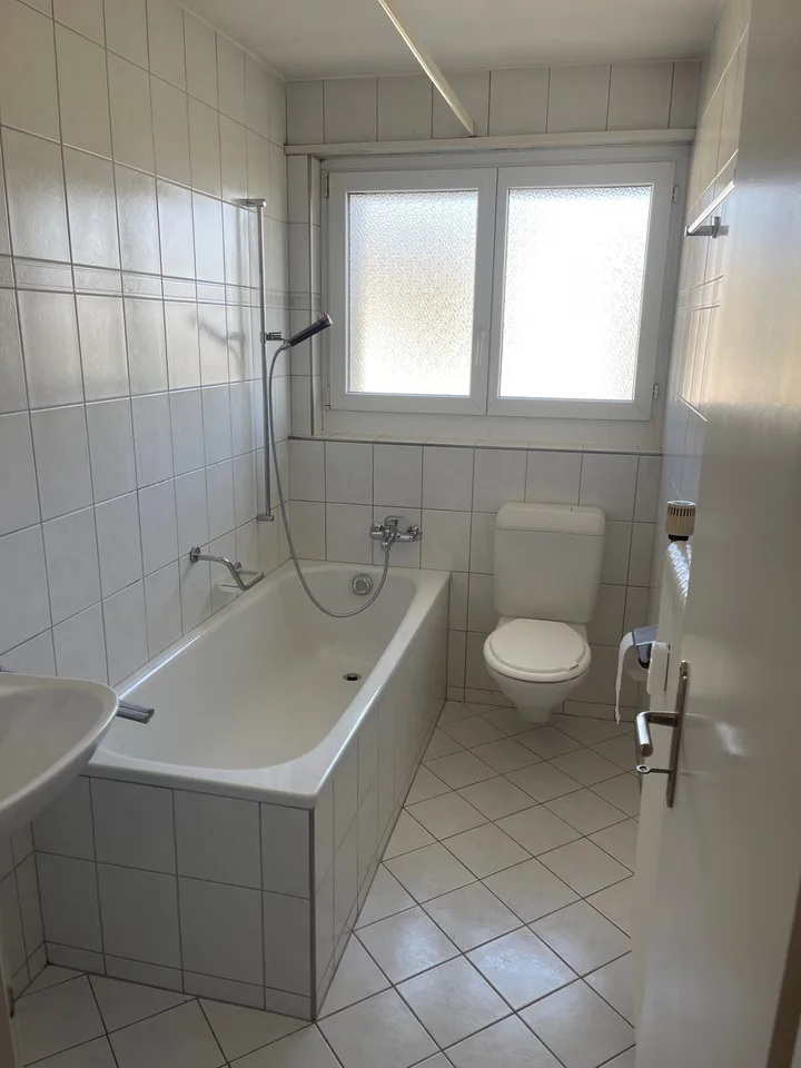 preiswerte 4-Zimmerwohnung mit Balkon und Aussicht – Foto 4 von 9