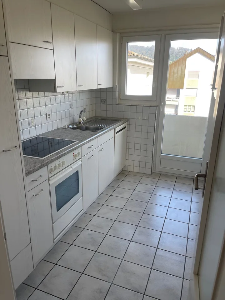 preiswerte 4-Zimmerwohnung mit Balkon und Aussicht – Foto 3 von 9