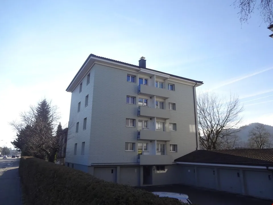 preiswerte 4-Zimmerwohnung mit Balkon und Aussicht – Foto 2 von 9
