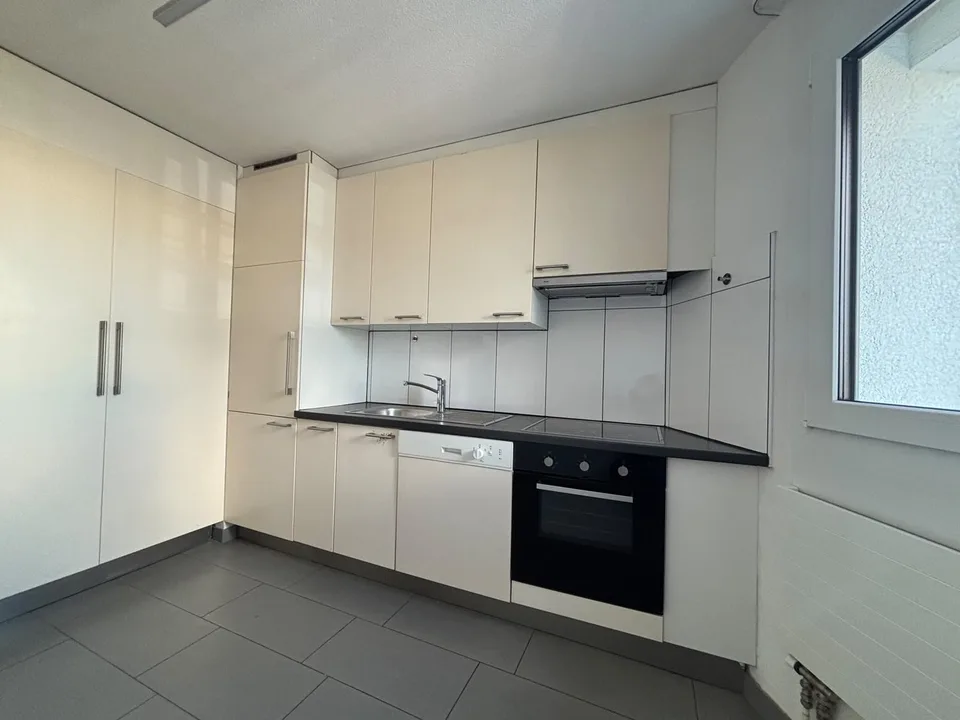 Charmante 2.5-Zimmer-Wohnung mit grosszügiger Terrasse! – Foto 3 von 13