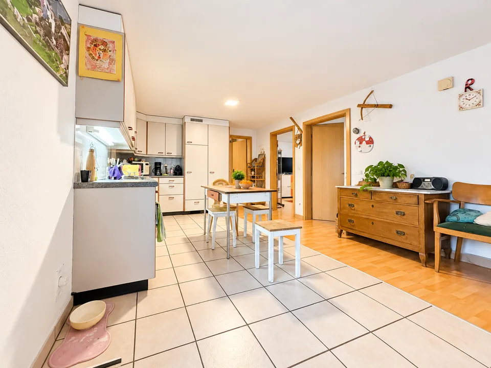 Charmant appartement 3.5 pièces avec vue sur la montagne à Stocken-Höfen – photo 7 sur 8