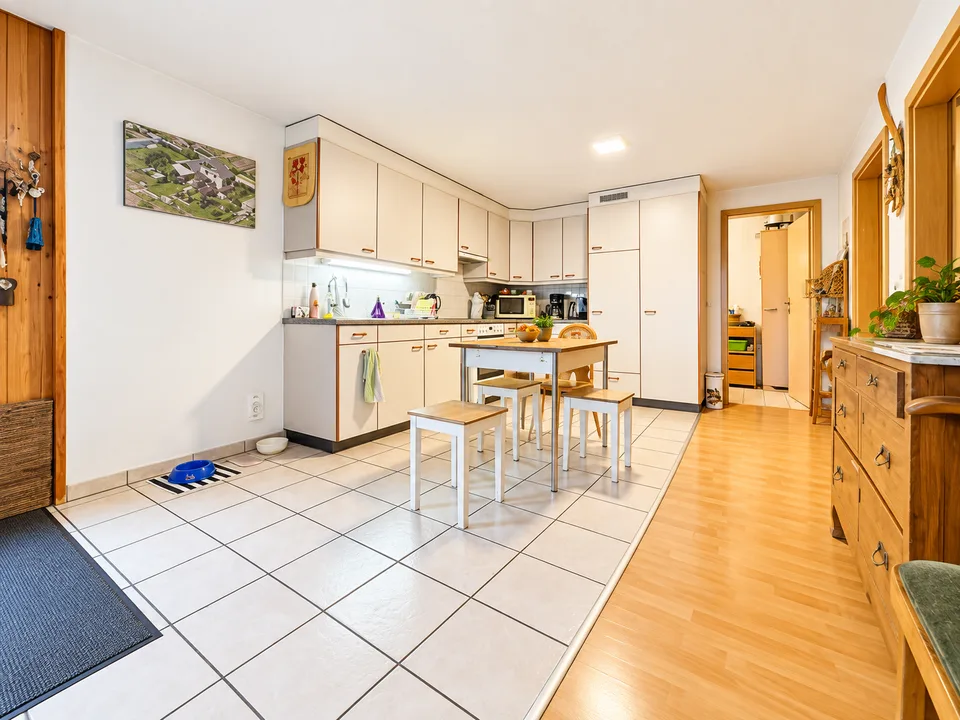 Charmant appartement 3.5 pièces avec vue sur la montagne à Stocken-Höfen – photo 2 sur 8