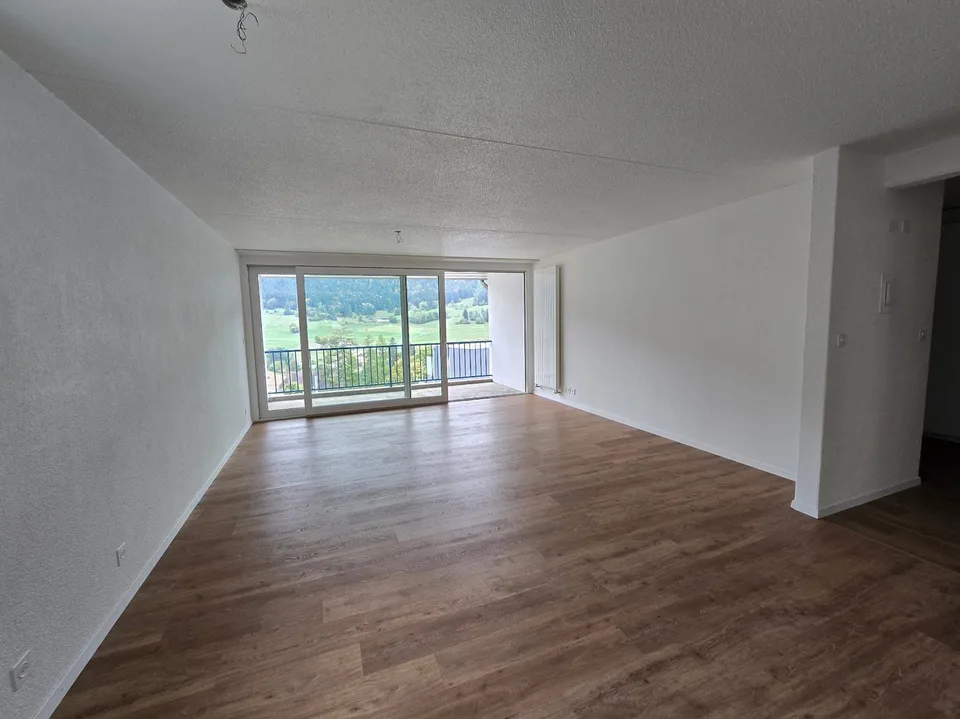 Geräumige 5-Zimmer-Wohnung mit Balkonen in Travers – Foto 2 von 13