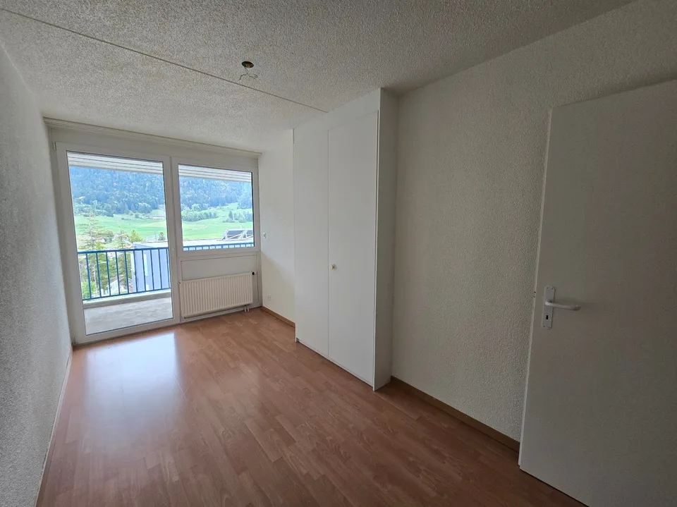 Geräumige 5-Zimmer-Wohnung mit Balkonen in Travers – Foto 8 von 13