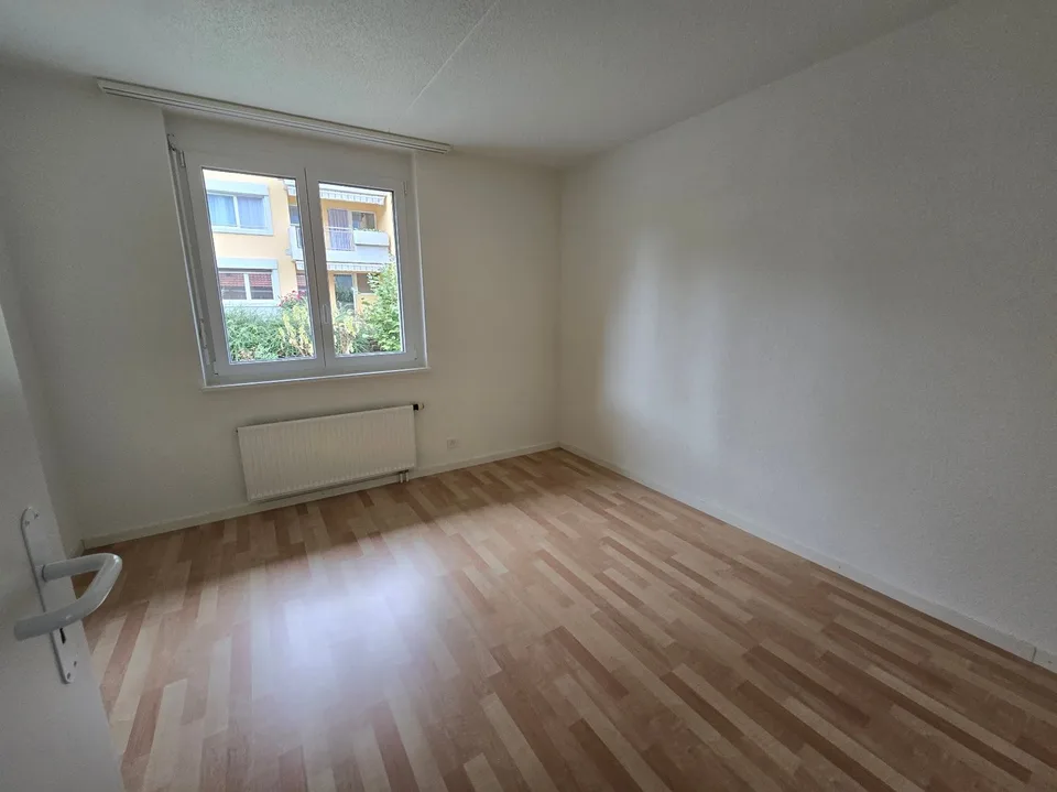 Geräumige 5-Zimmer-Wohnung mit Balkonen in Travers – Foto 9 von 13