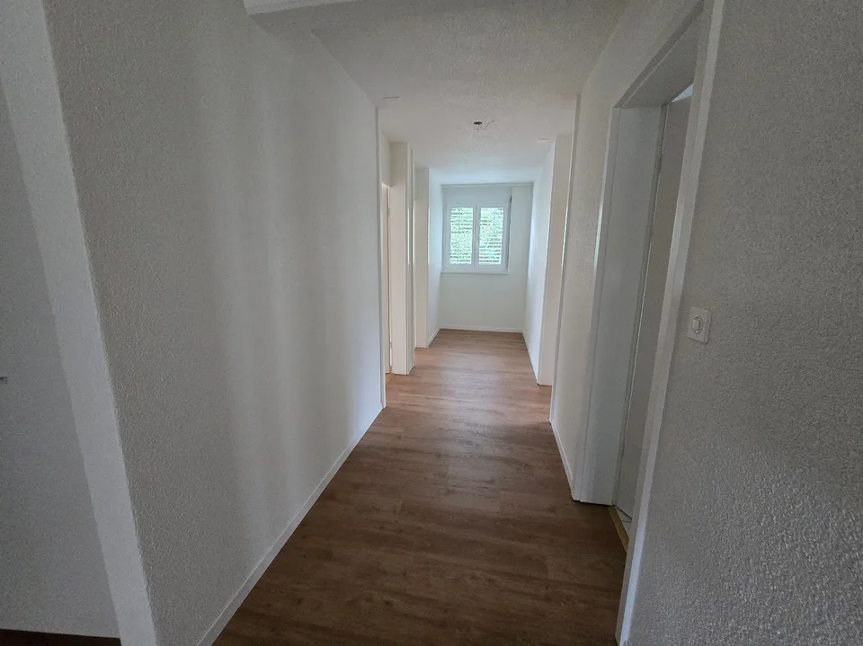 Geräumige 5-Zimmer-Wohnung mit Balkonen in Travers – Foto 12 von 13