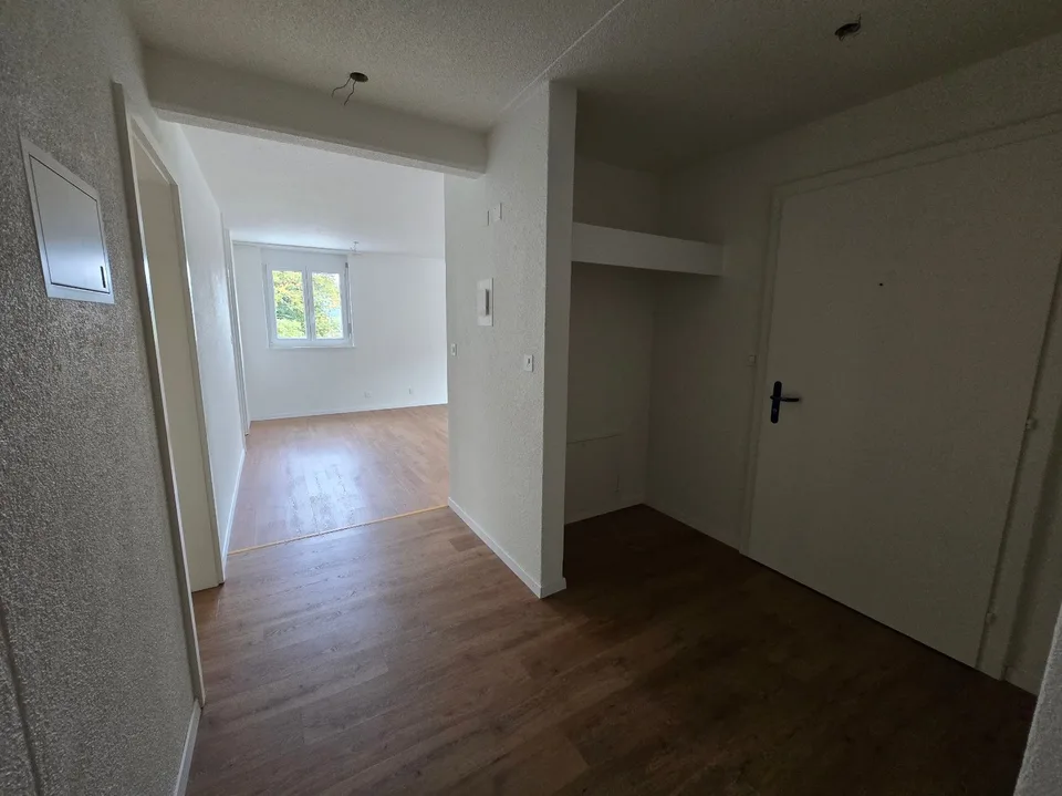 Geräumige 5-Zimmer-Wohnung mit Balkonen in Travers – Foto 11 von 13