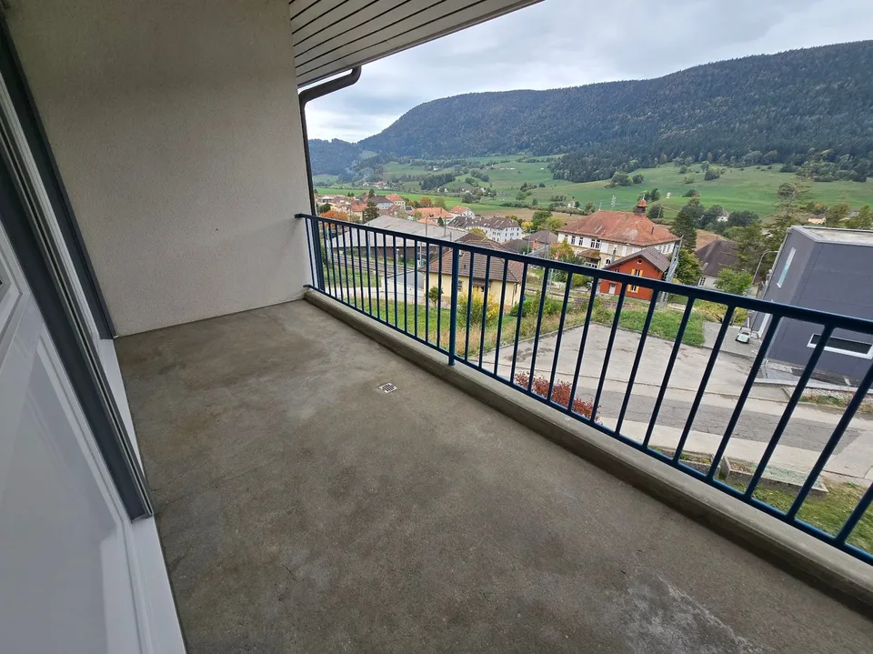 Geräumige 5-Zimmer-Wohnung mit Balkonen in Travers – Foto 5 von 13