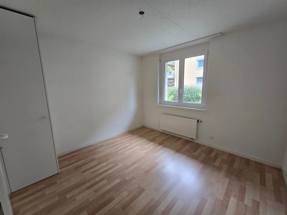 Geräumige 5-Zimmer-Wohnung mit Balkonen in Travers – Foto 10 von 13