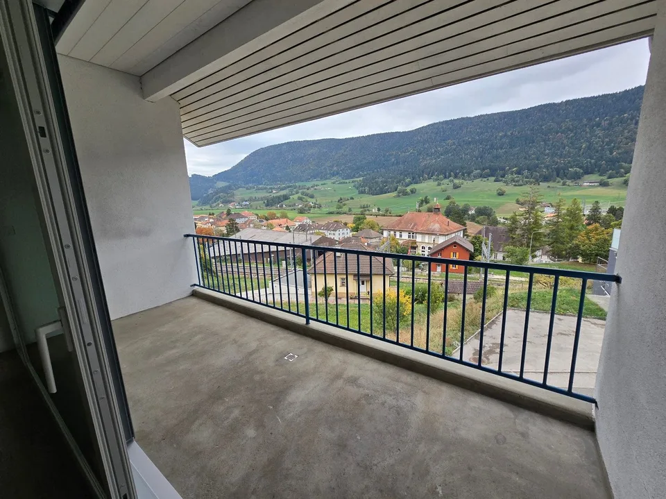 Geräumige 5-Zimmer-Wohnung mit Balkonen in Travers – Foto 4 von 13