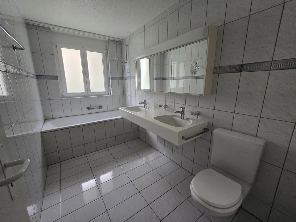 Geräumige 5-Zimmer-Wohnung mit Balkonen in Travers – Foto 13 von 13